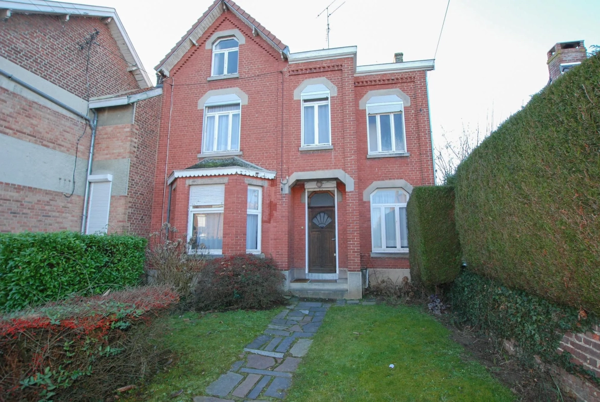 Maison de maître à Jeumont de 125 m² avec 4 chambres et grand terrain arboré 