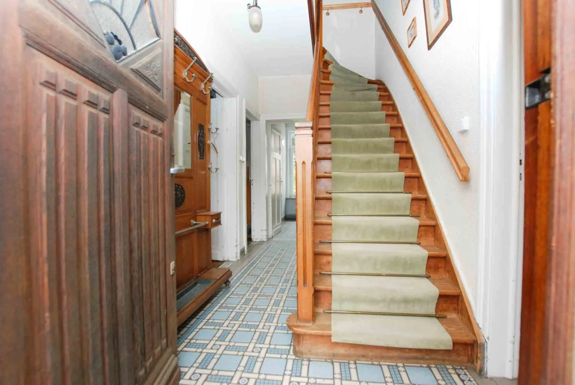 Maison de maître à Jeumont de 125 m² avec 4 chambres et grand terrain arboré 