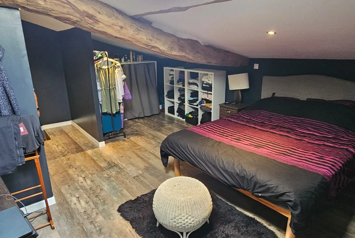 Vente maison de village avec 4 chambres, jardin et terrain agricole à Cleyrac 