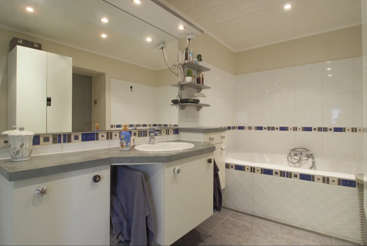 Maison à vendre de 125m² à Moutiers, proche autoroute A4 avec jardin et garage 