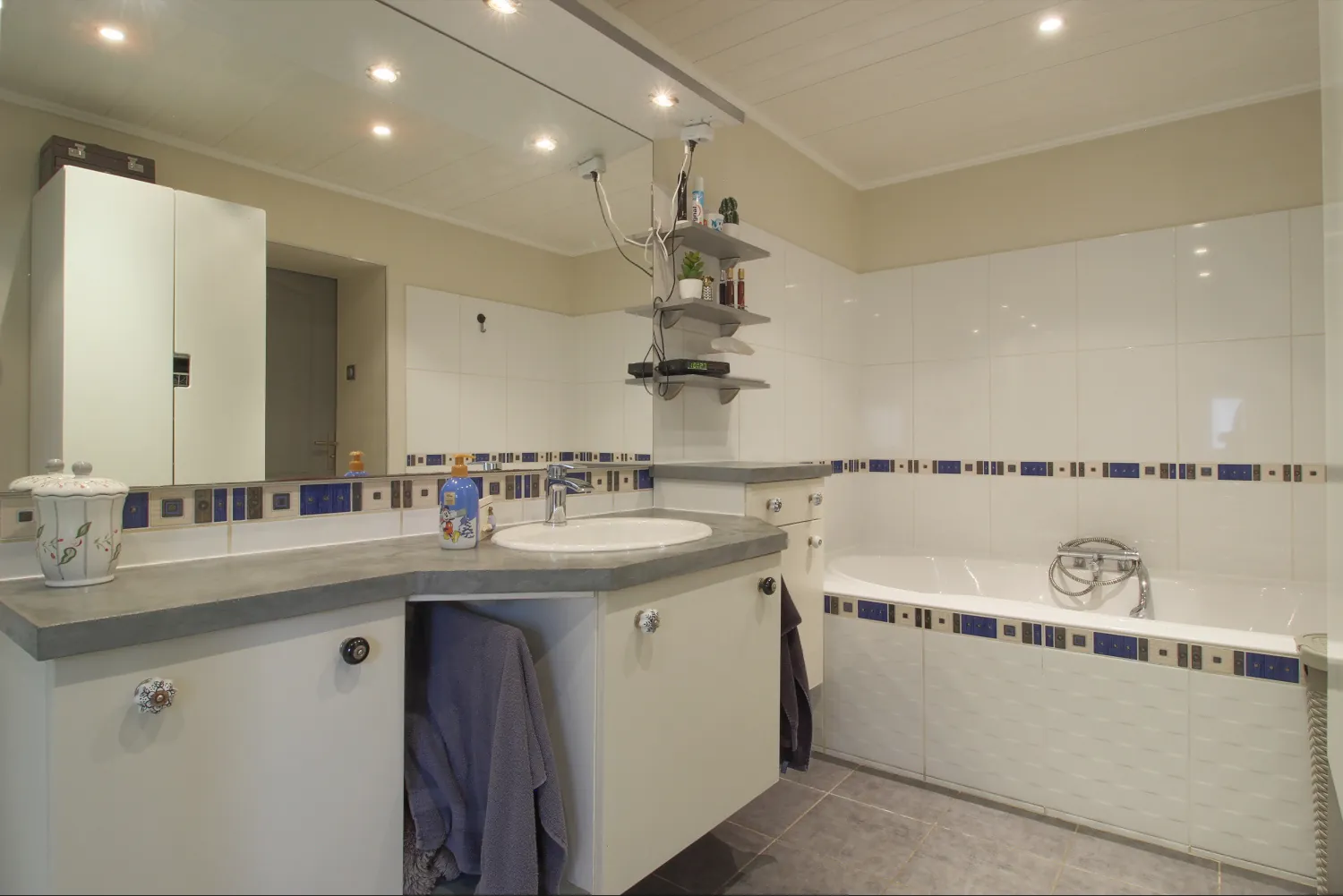 Maison à vendre de 125m² à Moutiers, proche autoroute A4 avec jardin et garage 
