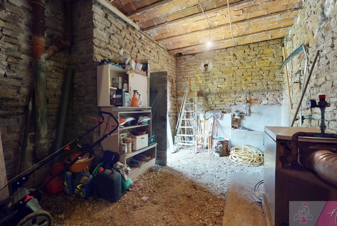 Maison en pierre à Gendrey avec jardin et potentiel d'aménagement 