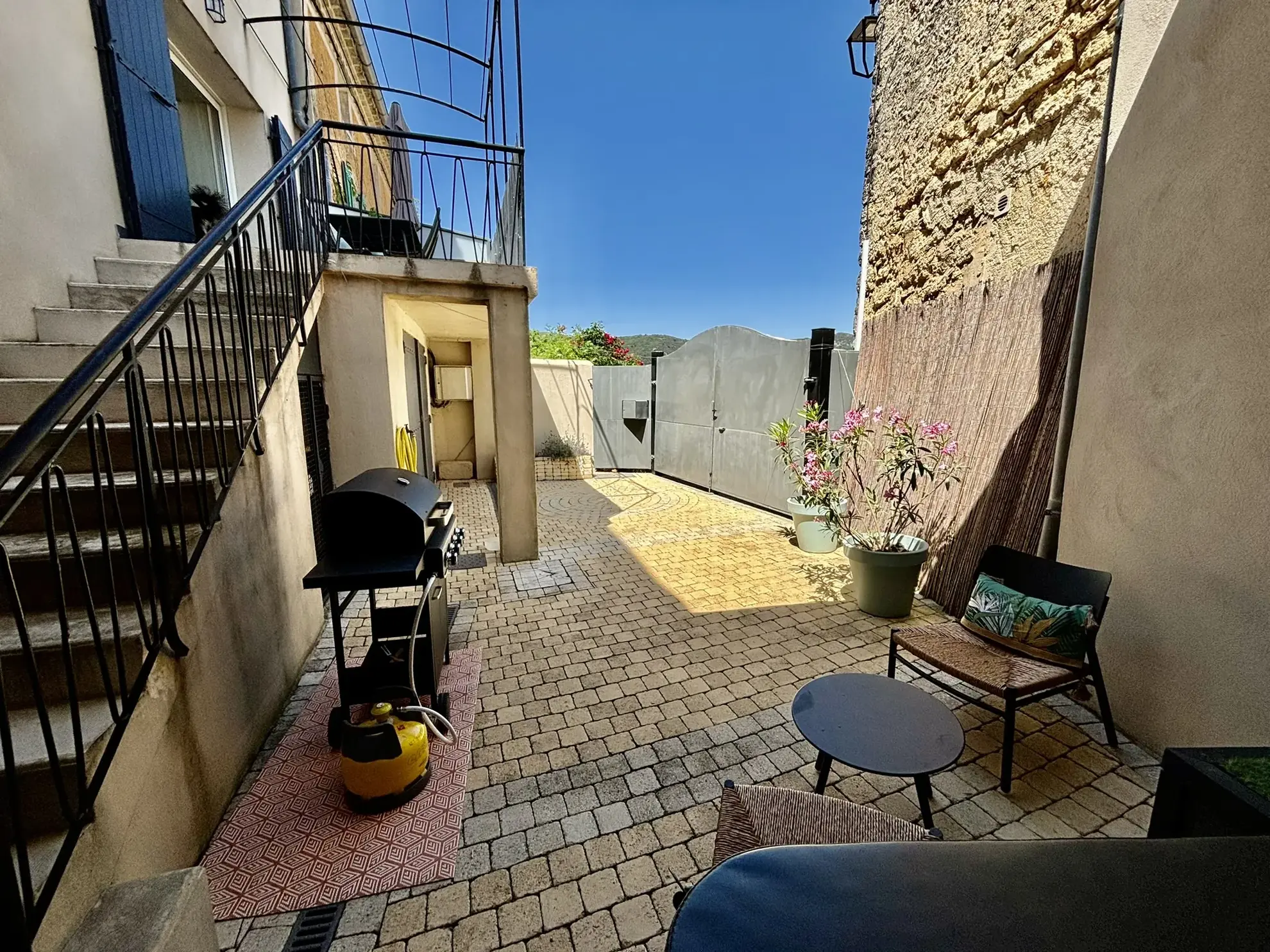 Maison de village rénovée avec vue, jacuzzi et garage à Suzette 