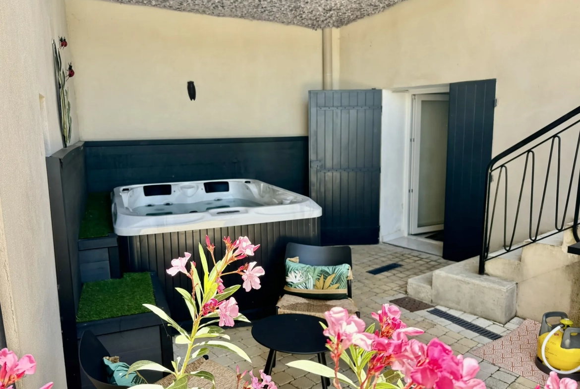 Maison de village rénovée avec vue, jacuzzi et garage à Suzette 