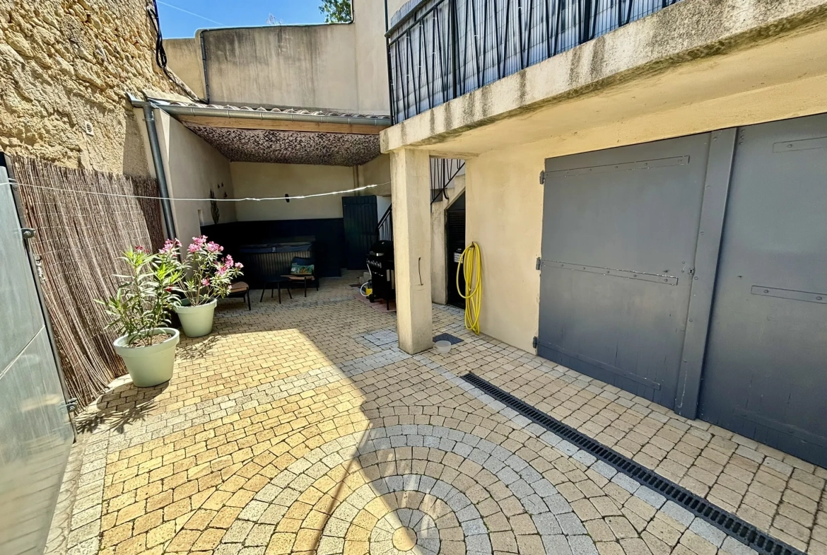 Maison de village rénovée avec vue, jacuzzi et garage à Suzette 