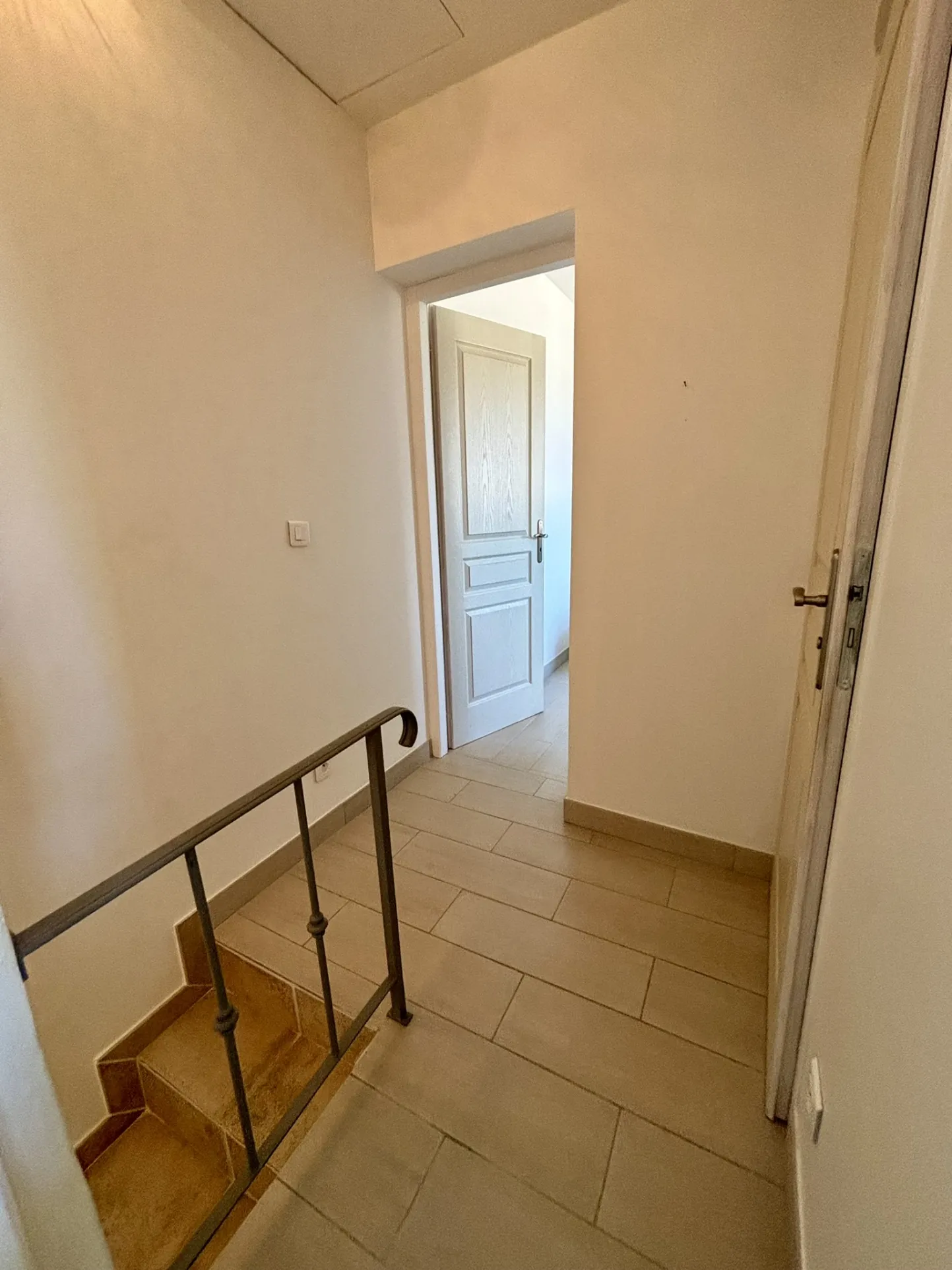 Maison de village rénovée avec vue, jacuzzi et garage à Suzette 