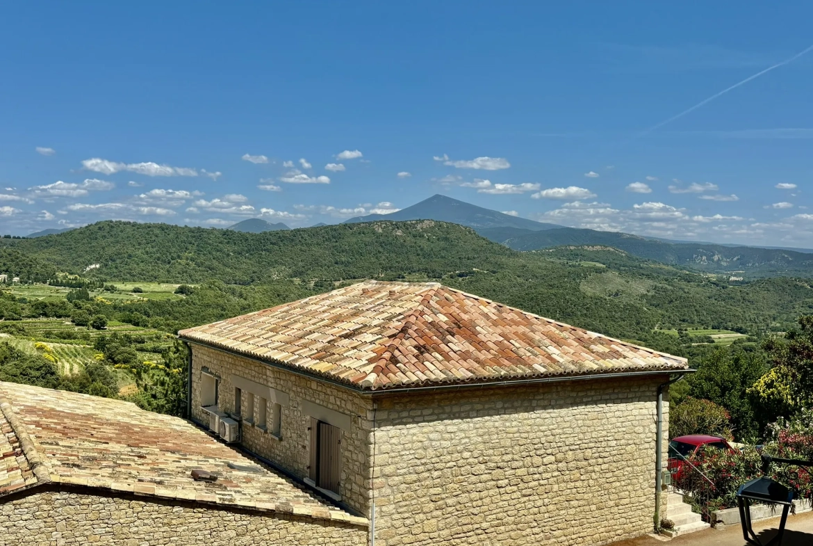 Maison de village rénovée avec vue, jacuzzi et garage à Suzette 