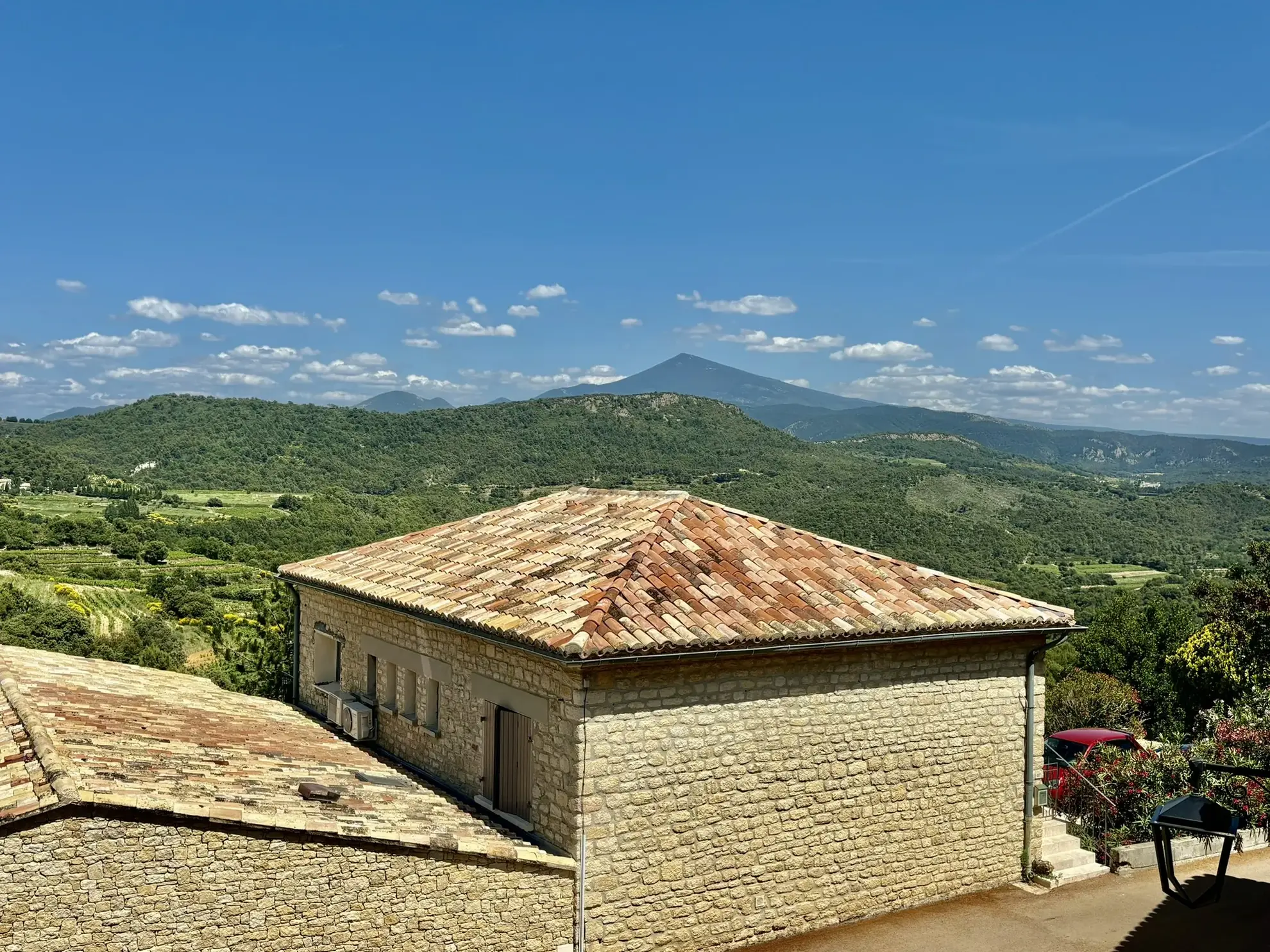 Maison de village rénovée avec vue, jacuzzi et garage à Suzette 