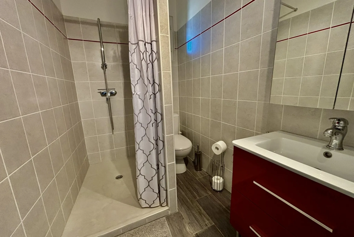 Maison de village rénovée avec vue, jacuzzi et garage à Suzette 