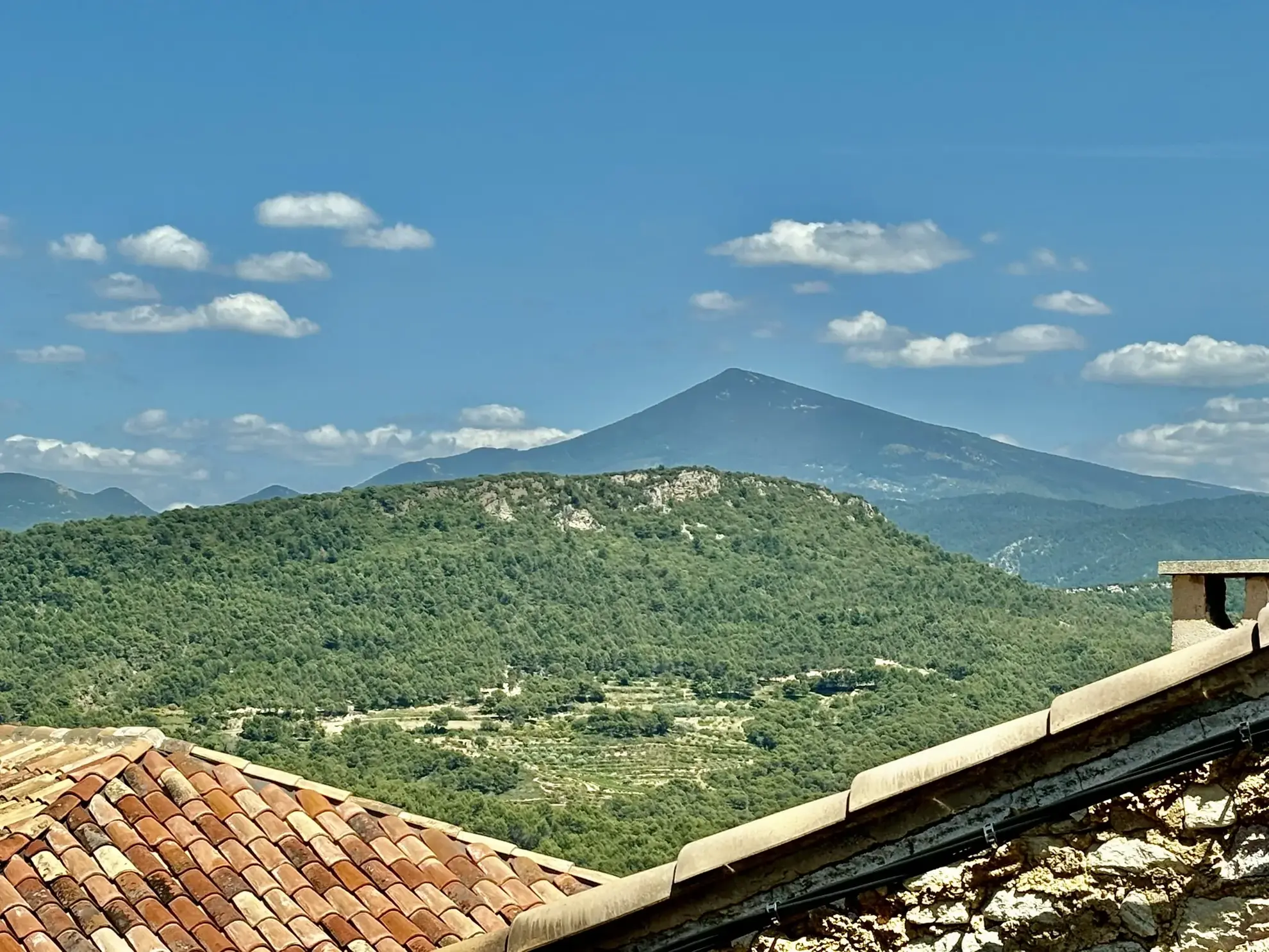 Maison de village rénovée avec vue, jacuzzi et garage à Suzette 