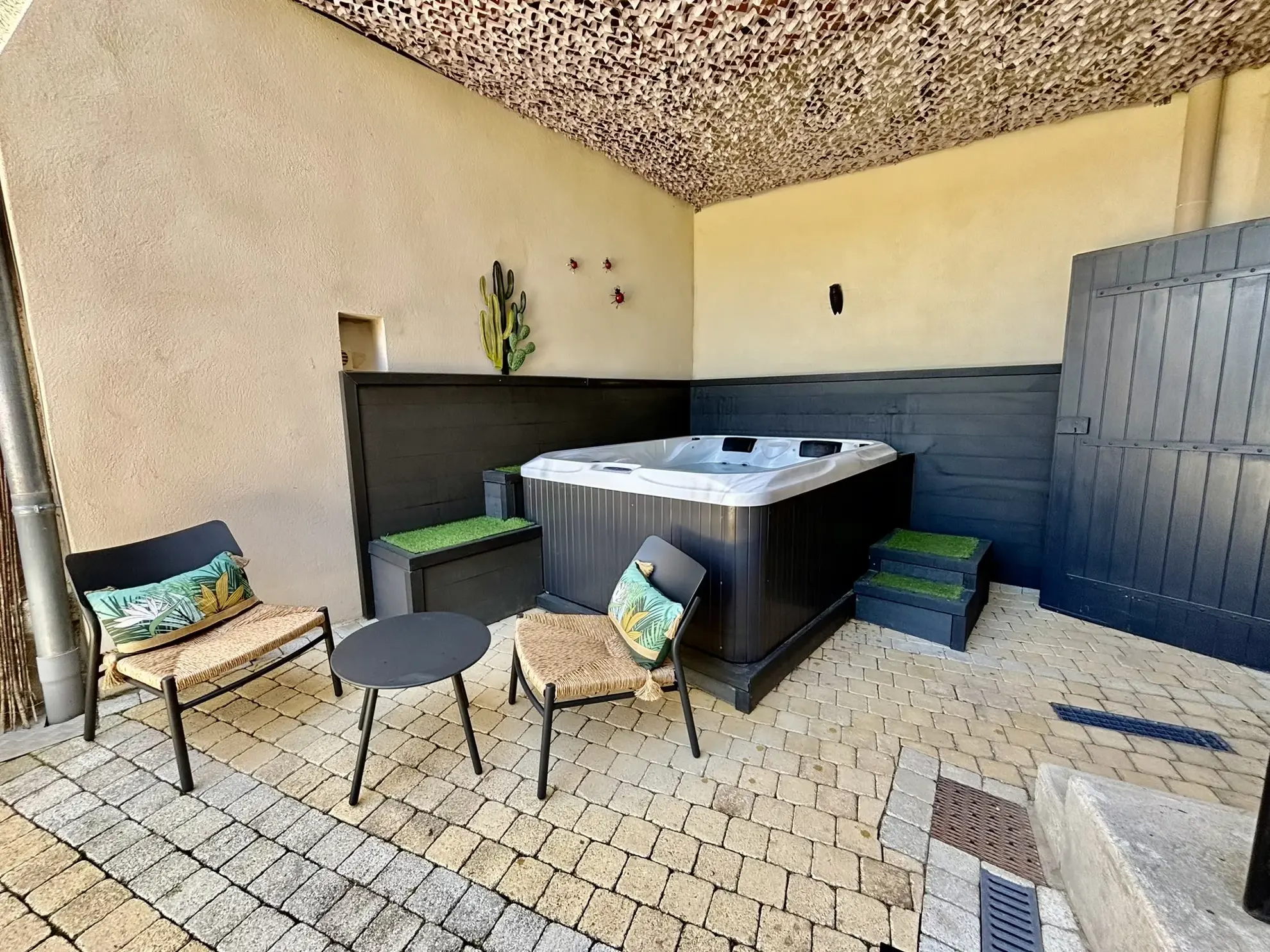 Maison de village rénovée avec vue, jacuzzi et garage à Suzette 