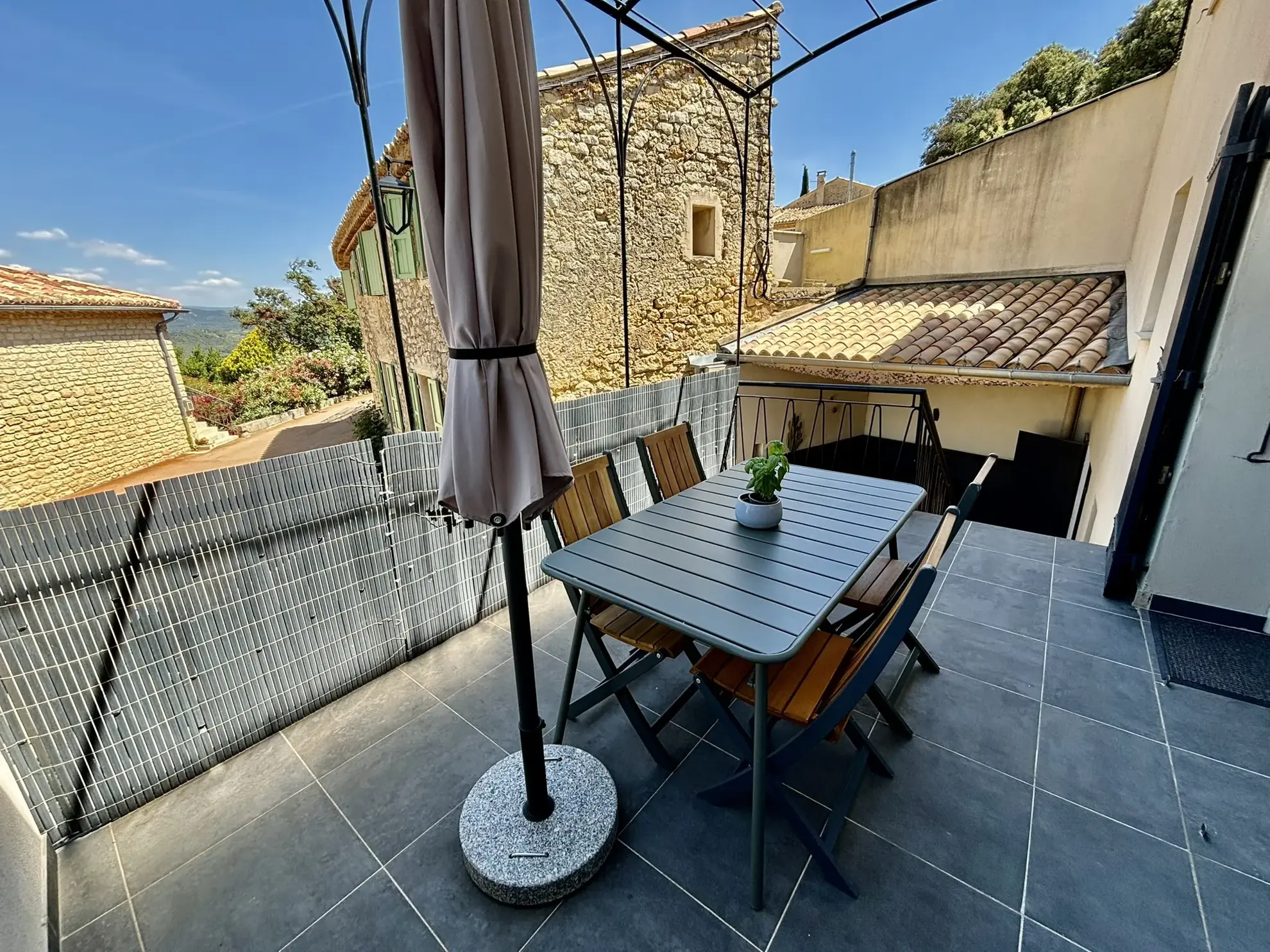 Maison de village rénovée avec vue, jacuzzi et garage à Suzette 
