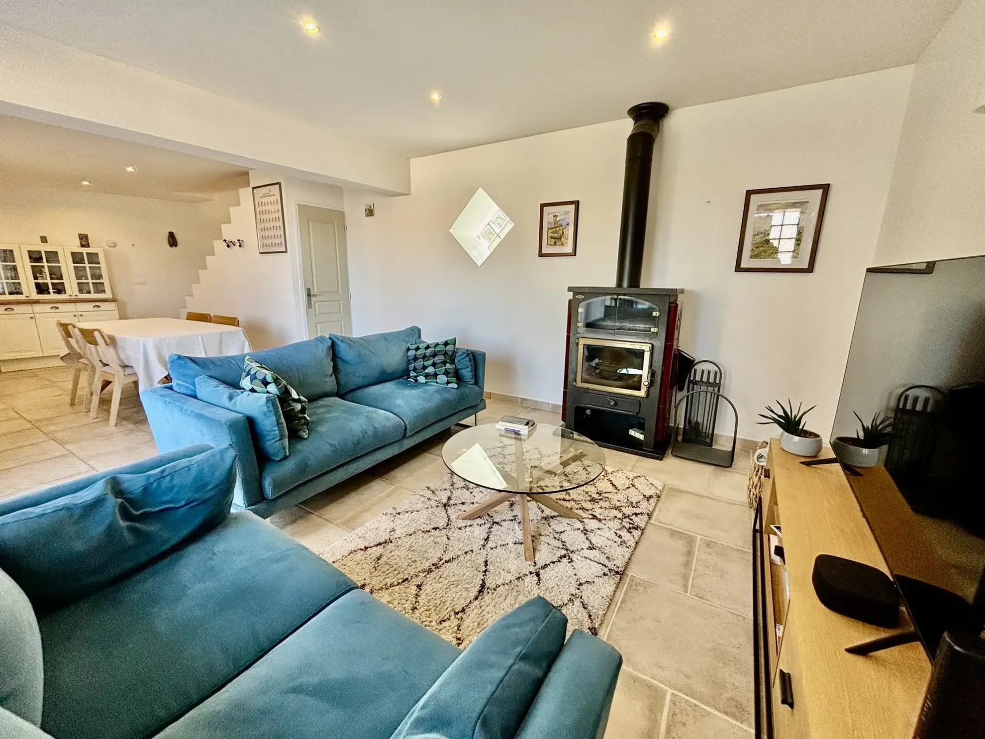 Maison de village rénovée avec vue, jacuzzi et garage à Suzette 