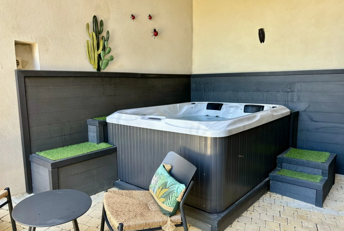 Maison de village rénovée avec vue, jacuzzi et garage à Suzette 
