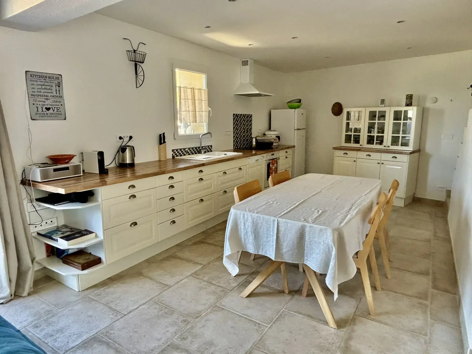 Maison de village rénovée avec vue, jacuzzi et garage à Suzette 