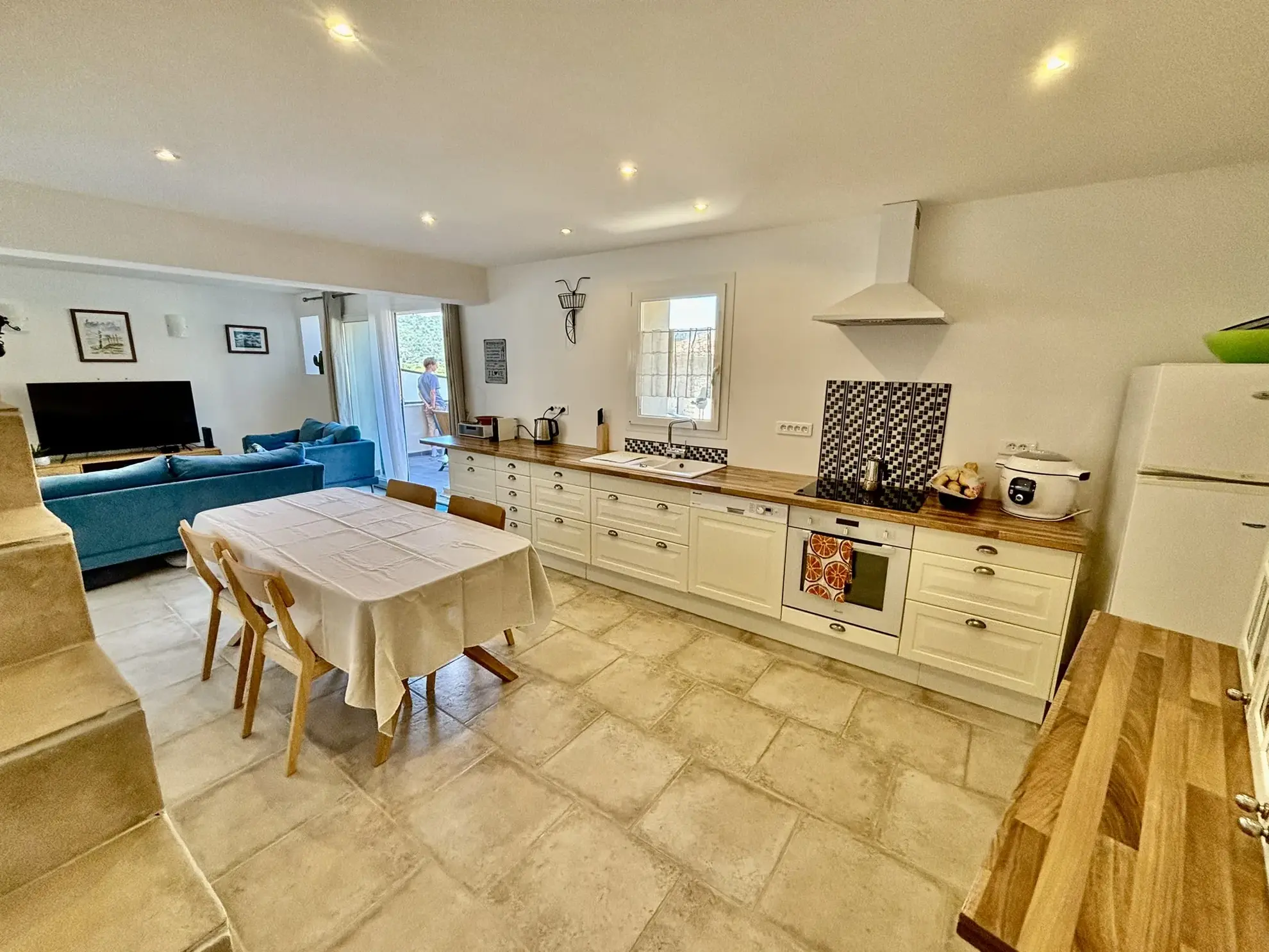 Maison de village rénovée avec vue, jacuzzi et garage à Suzette 