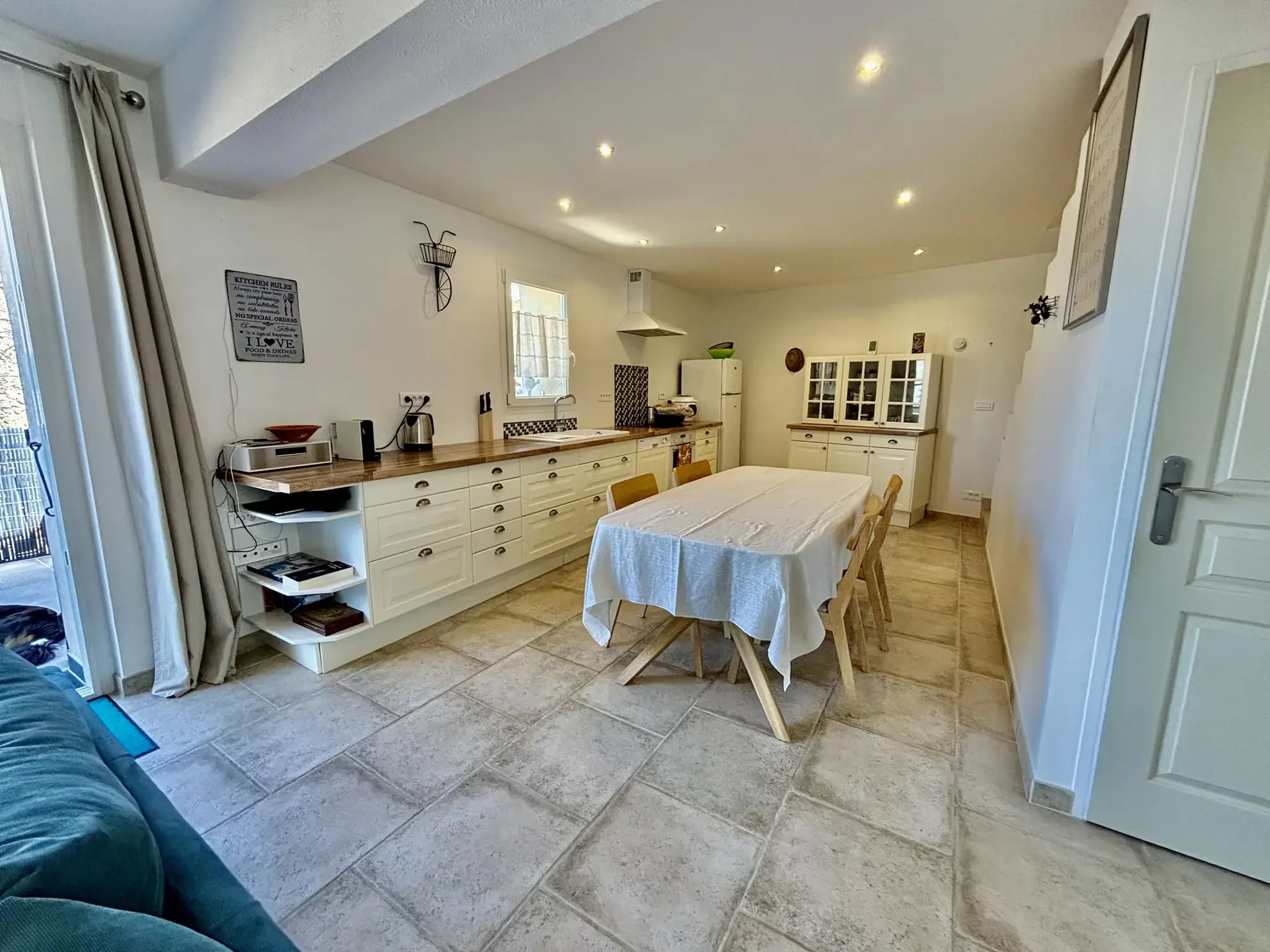 Maison de village rénovée avec vue, jacuzzi et garage à Suzette 
