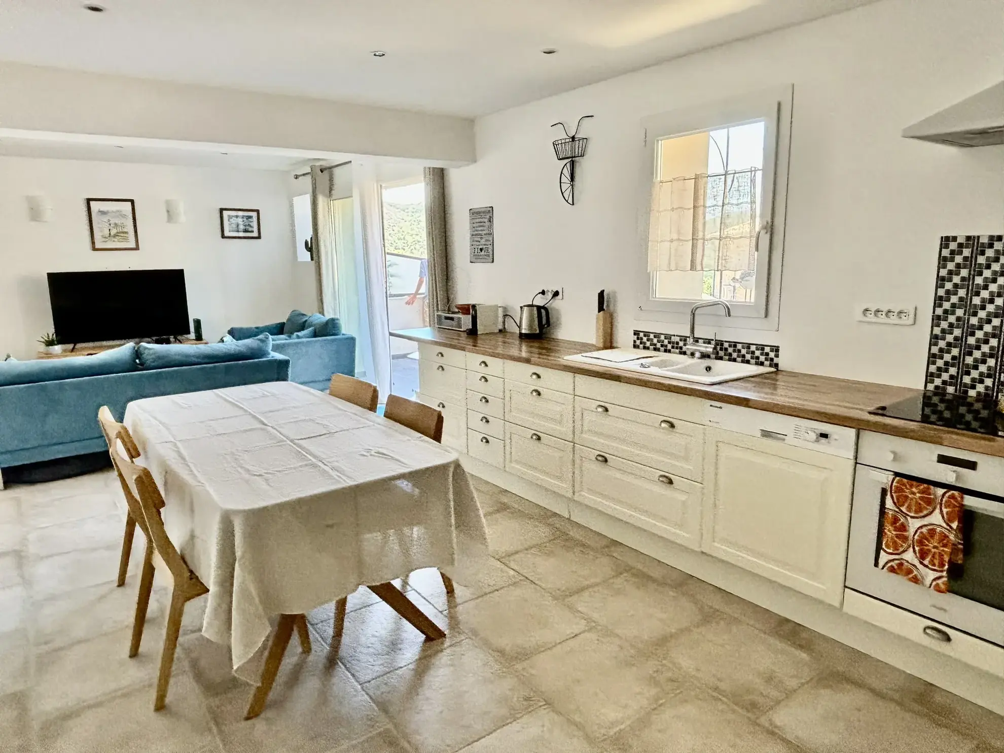 Maison de village rénovée avec vue, jacuzzi et garage à Suzette 