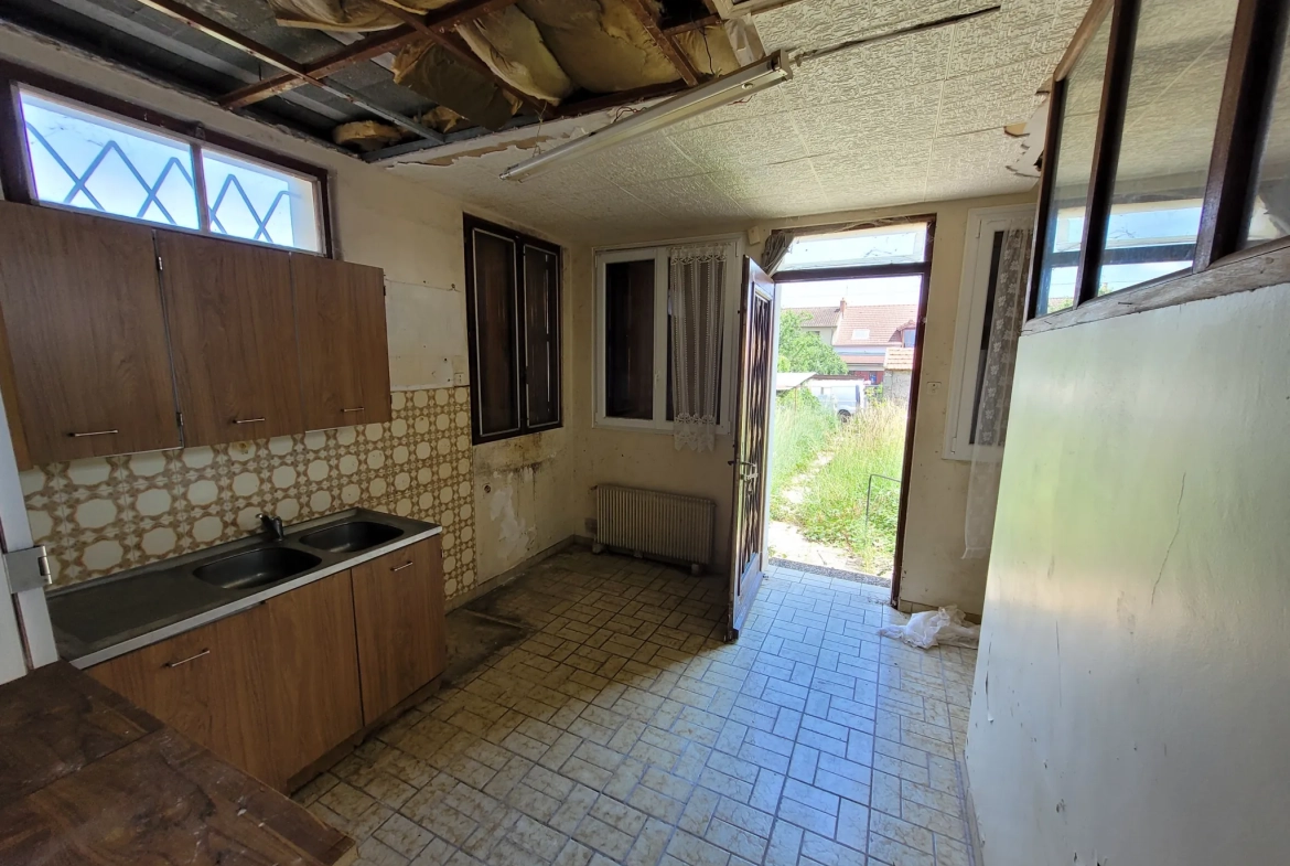 Maison de village à rénover de 75 m² avec jardin à Noyant d’Allier 