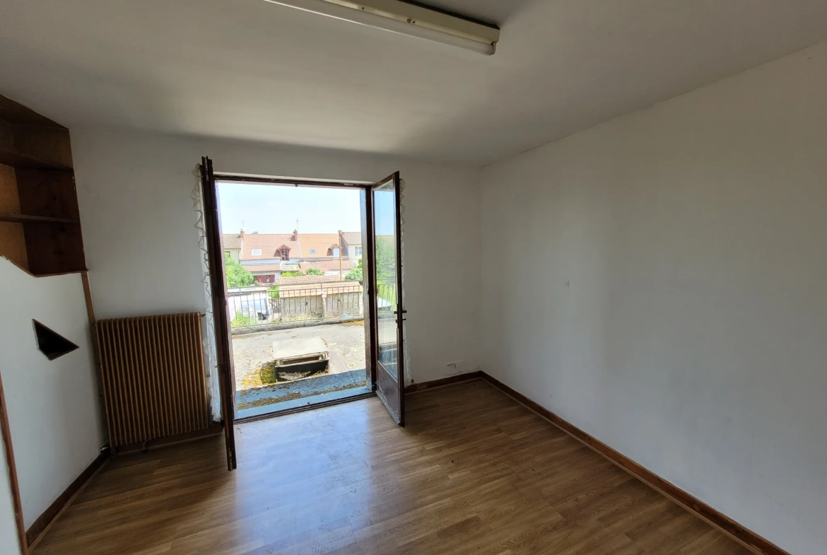 Maison de village à rénover de 75 m² avec jardin à Noyant d’Allier 