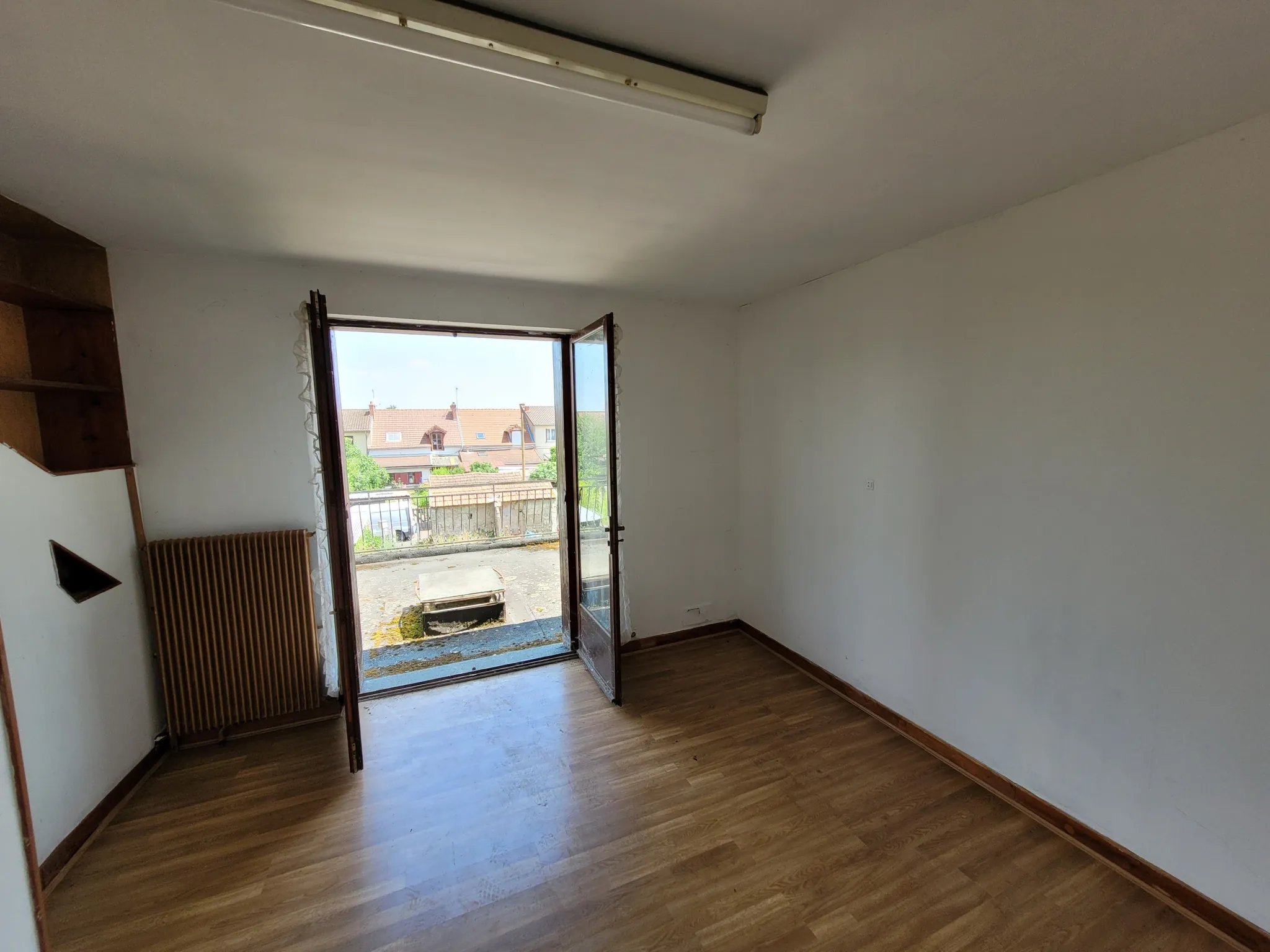 Maison de village à rénover de 75 m² avec jardin à Noyant d’Allier 