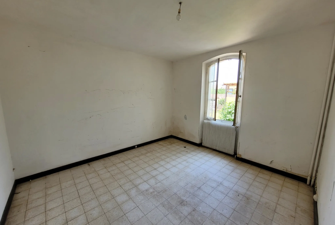 Maison de village à rénover de 75 m² avec jardin à Noyant d’Allier 