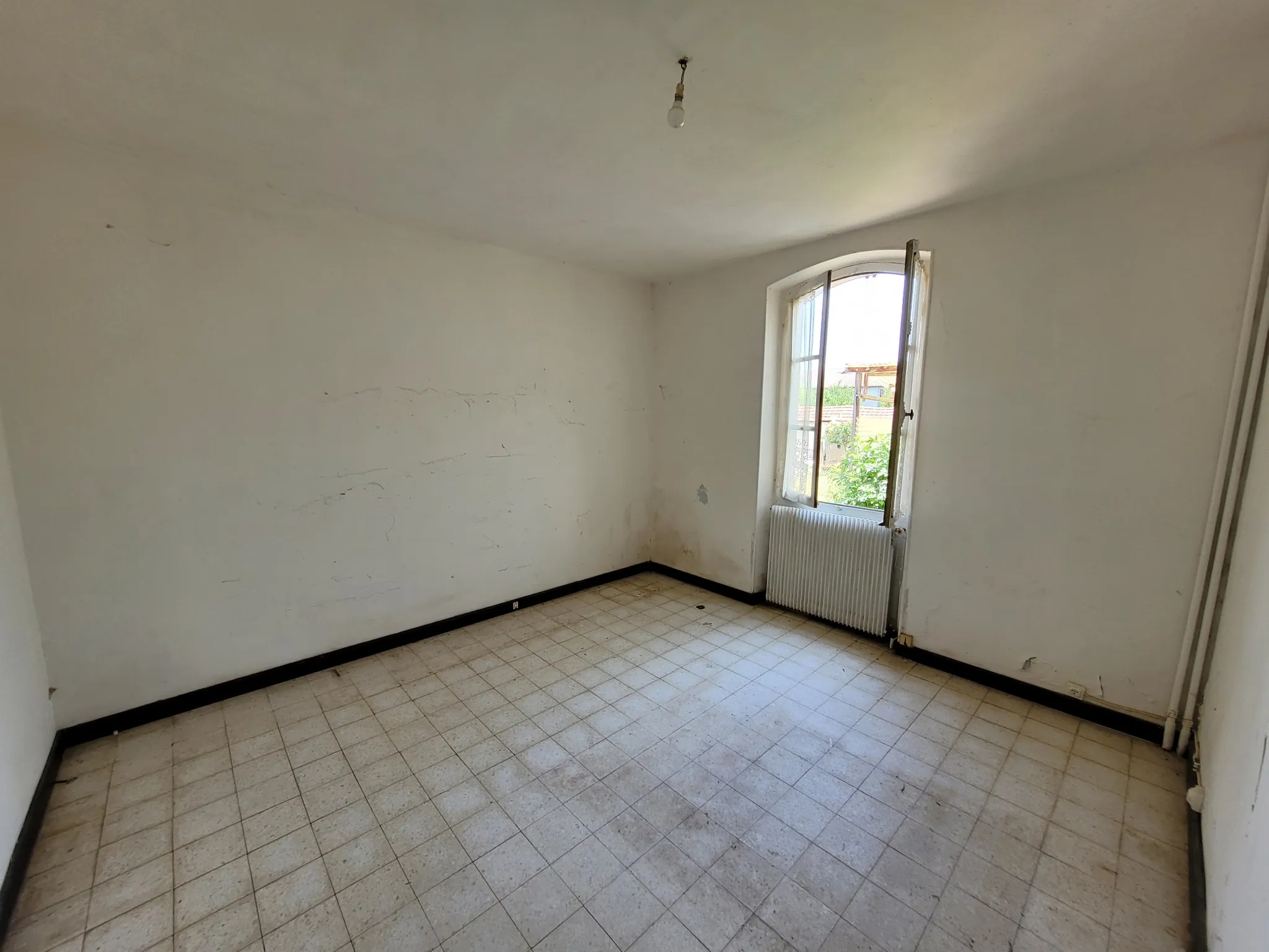 Maison de village à rénover de 75 m² avec jardin à Noyant d’Allier 