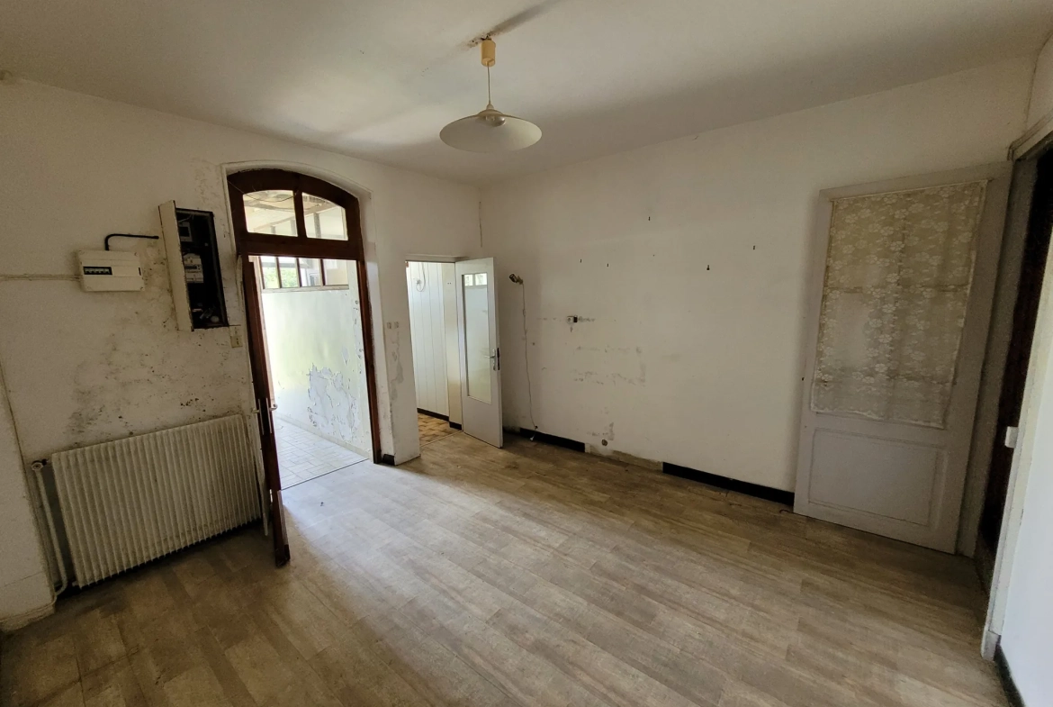 Maison de village à rénover de 75 m² avec jardin à Noyant d’Allier 
