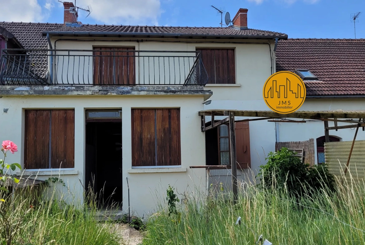Maison de village à rénover de 75 m² avec jardin à Noyant d’Allier 