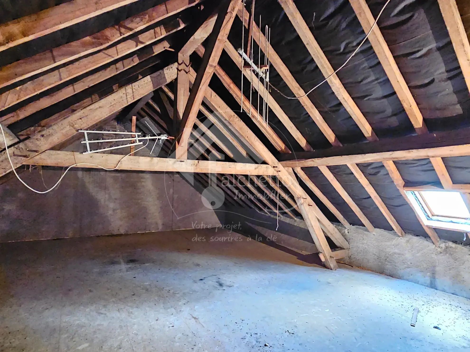 Maison de village de 125 m² à Chavroches, à finir de rénover, avec terrain et tunnel historique 