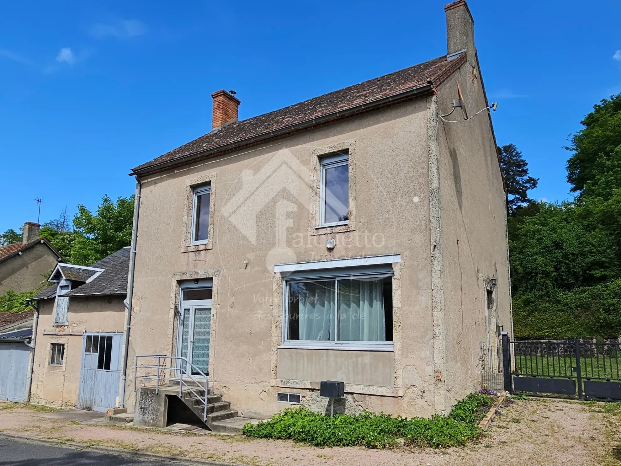 Maison de village de 125 m² à Chavroches, à finir de rénover, avec terrain et tunnel historique 