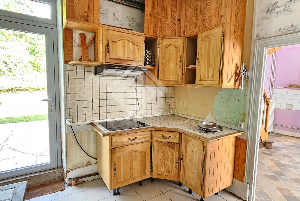 Maison de village de 125 m² à Chavroches, à finir de rénover, avec terrain et tunnel historique 