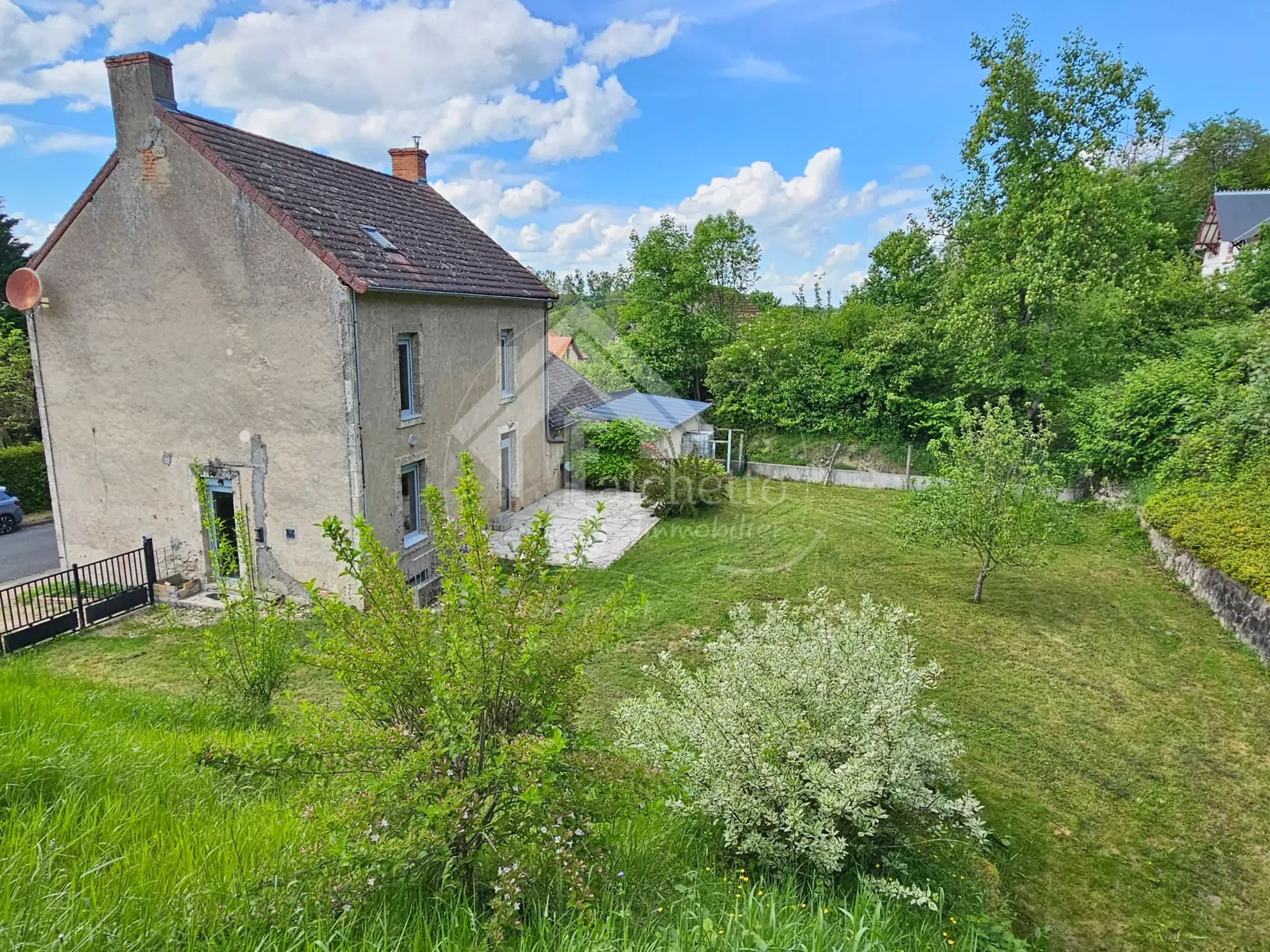 Maison de village de 125 m² à Chavroches, à finir de rénover, avec terrain et tunnel historique 