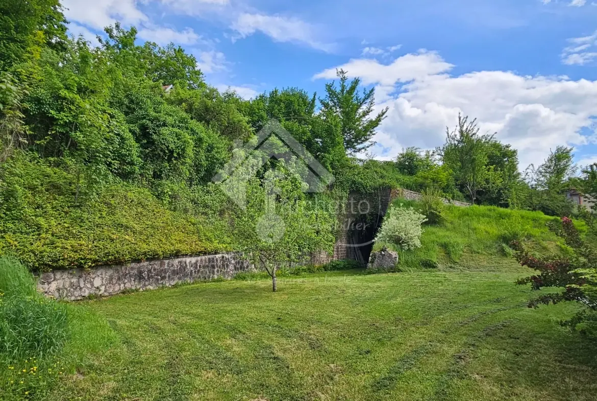 Maison de village de 125 m² à Chavroches, à finir de rénover, avec terrain et tunnel historique 