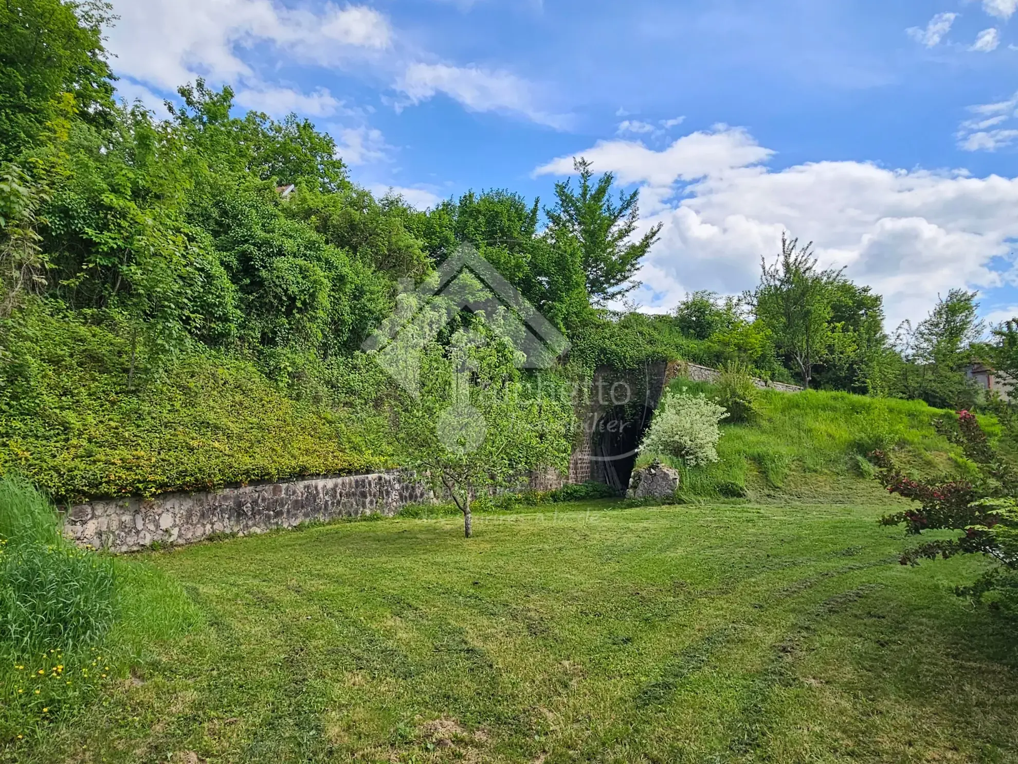 Maison de village de 125 m² à Chavroches, à finir de rénover, avec terrain et tunnel historique 