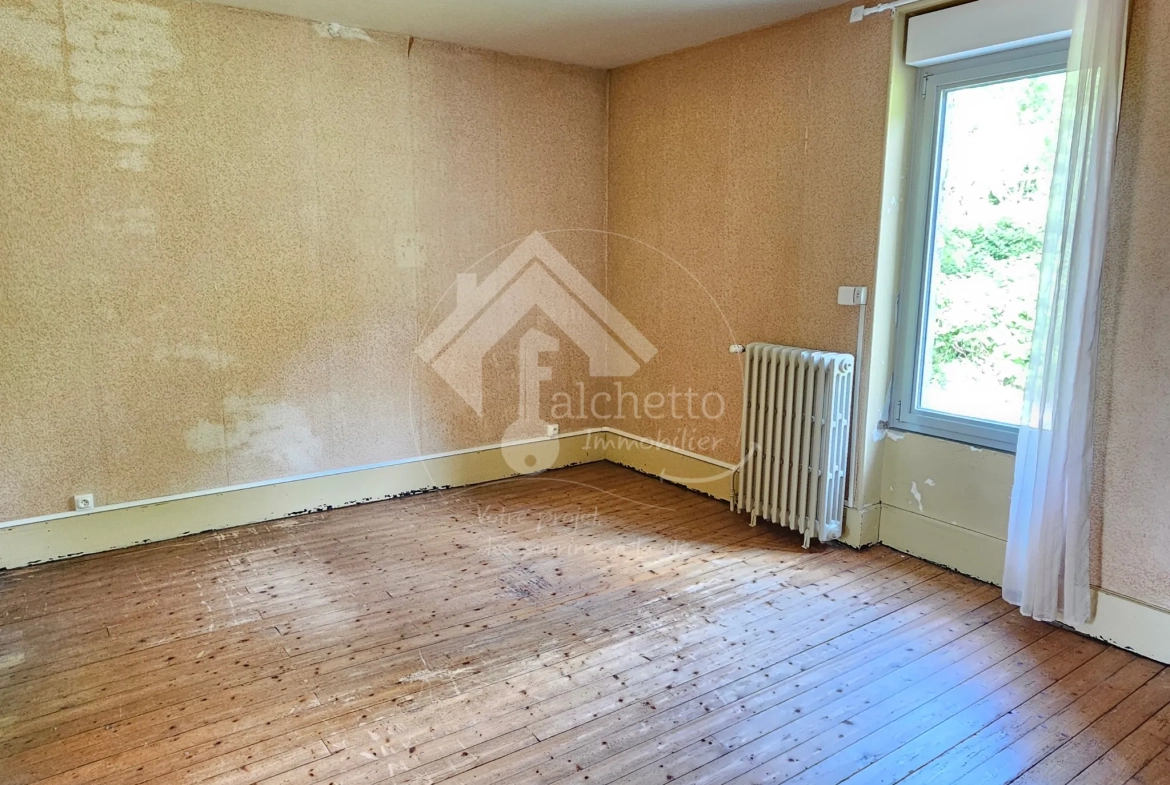 Maison de village de 125 m² à Chavroches, à finir de rénover, avec terrain et tunnel historique 