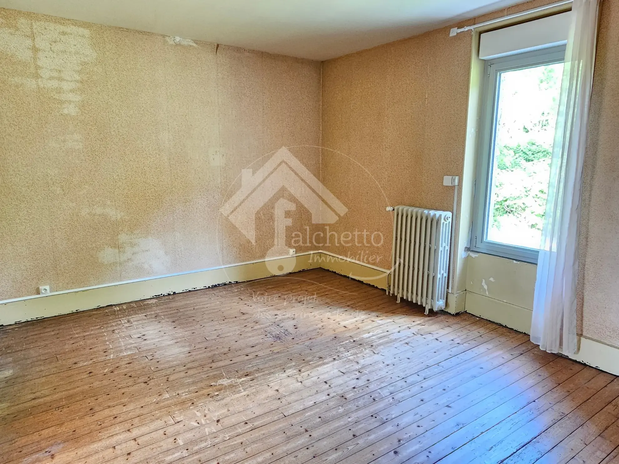Maison de village de 125 m² à Chavroches, à finir de rénover, avec terrain et tunnel historique 