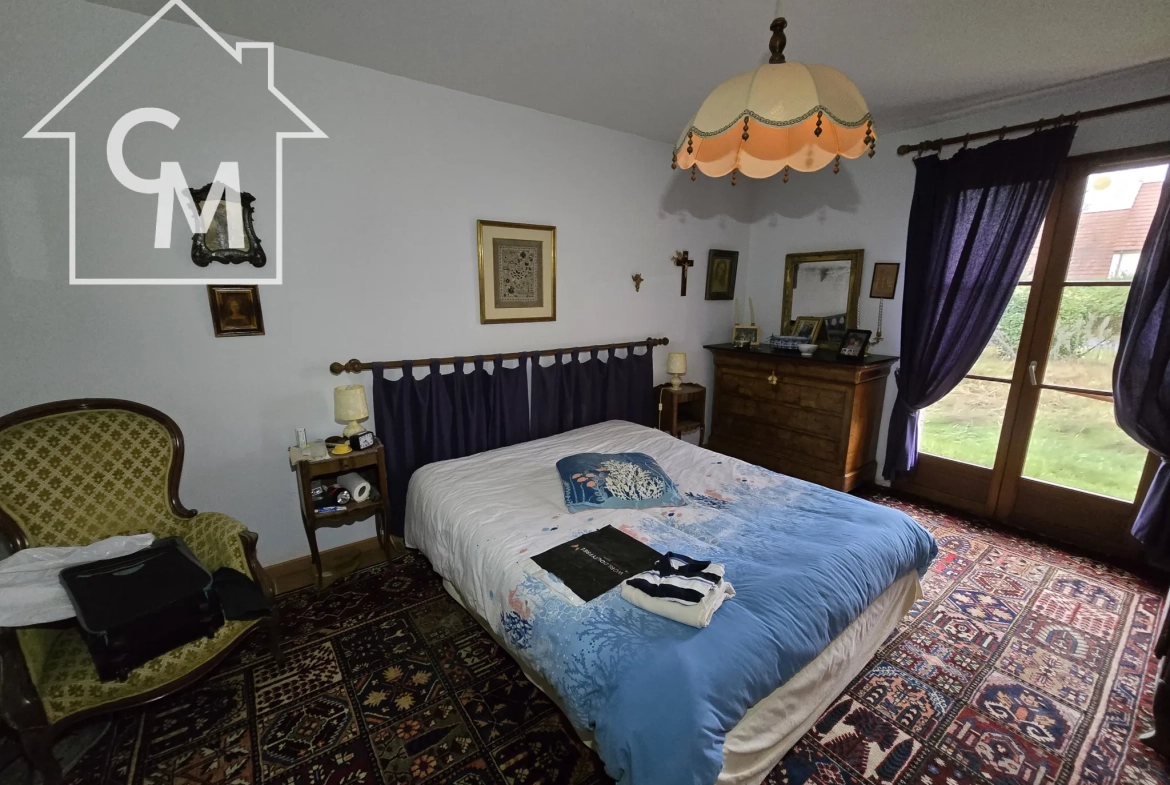 Maison à vendre à Nancay avec jardin clos de 1750 m², 3 chambres, garage et espace de vie spacieux 
