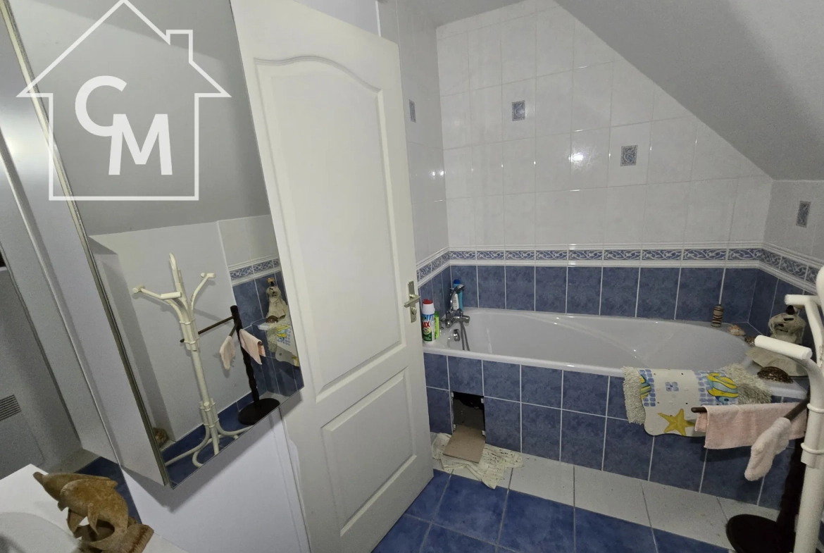 Maison à vendre à Nancay avec jardin clos de 1750 m², 3 chambres, garage et espace de vie spacieux 
