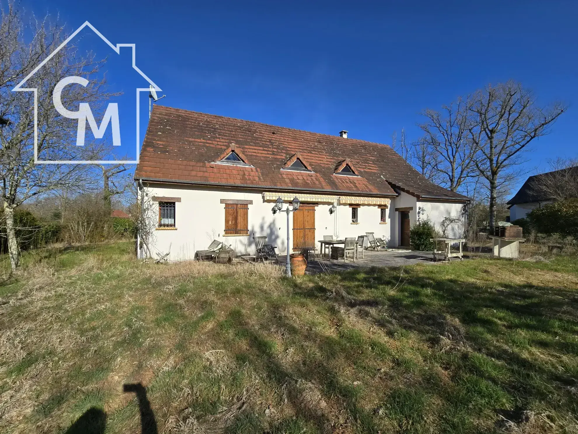Maison à vendre à Nancay avec jardin clos de 1750 m², 3 chambres, garage et espace de vie spacieux 