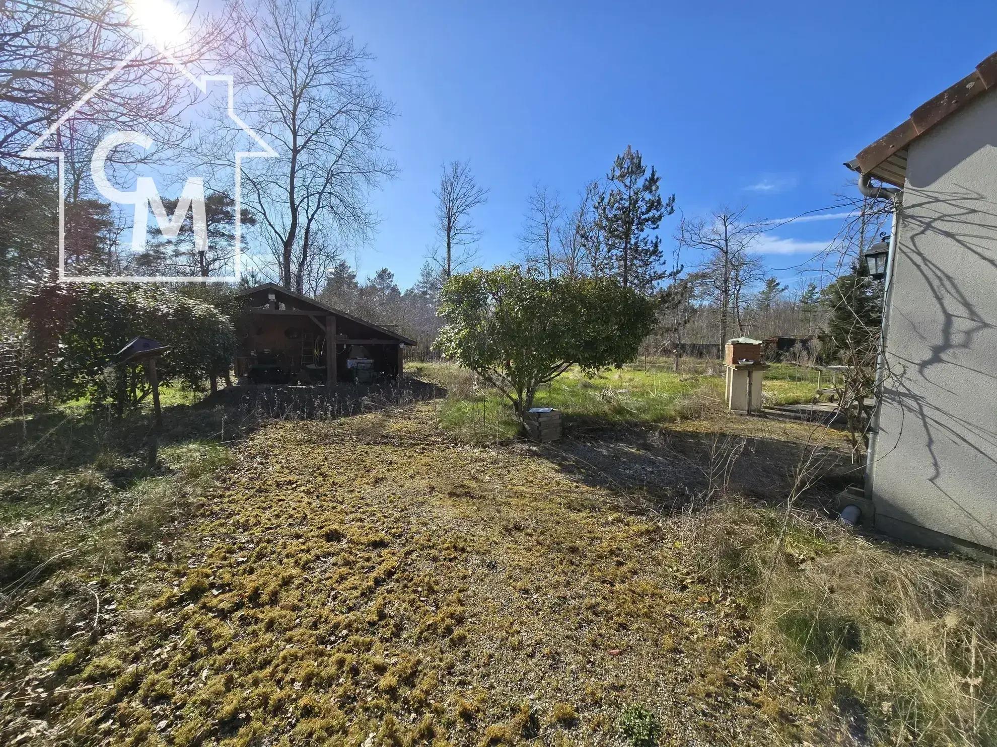 Maison à vendre à Nancay avec jardin clos de 1750 m², 3 chambres, garage et espace de vie spacieux 