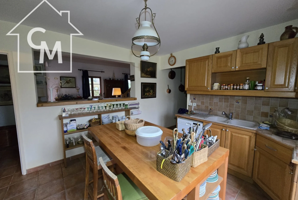 Maison à vendre à Nancay avec jardin clos de 1750 m², 3 chambres, garage et espace de vie spacieux 