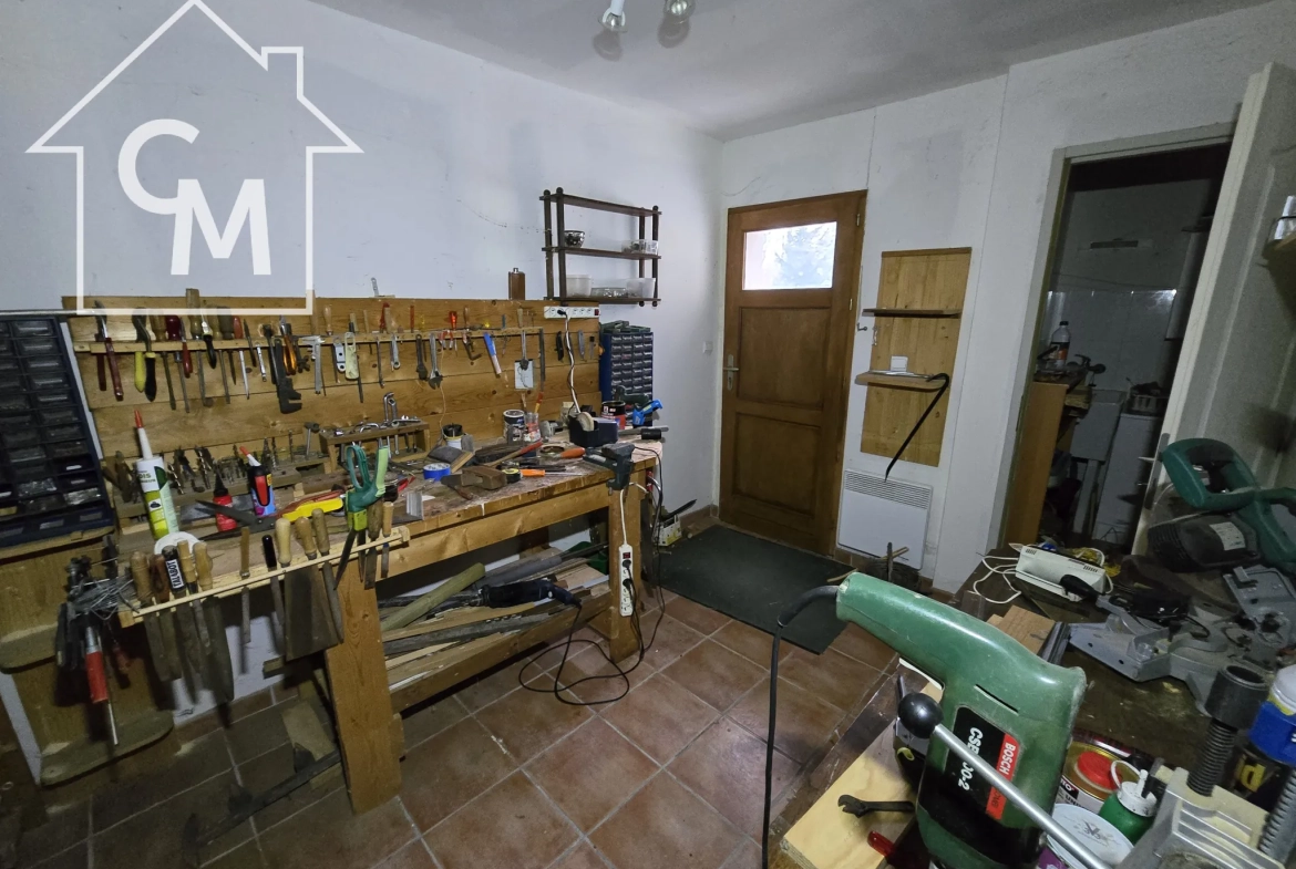 Maison à vendre à Nancay avec jardin clos de 1750 m², 3 chambres, garage et espace de vie spacieux 