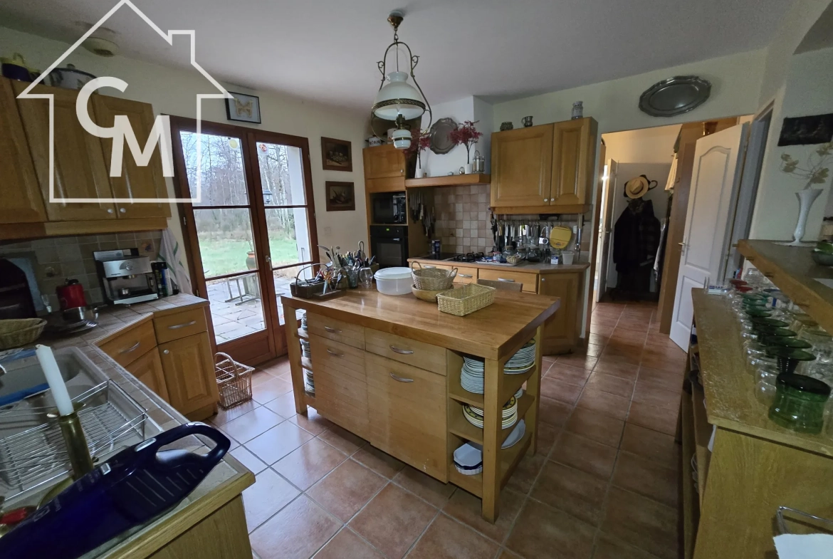 Maison à vendre à Nancay avec jardin clos de 1750 m², 3 chambres, garage et espace de vie spacieux 