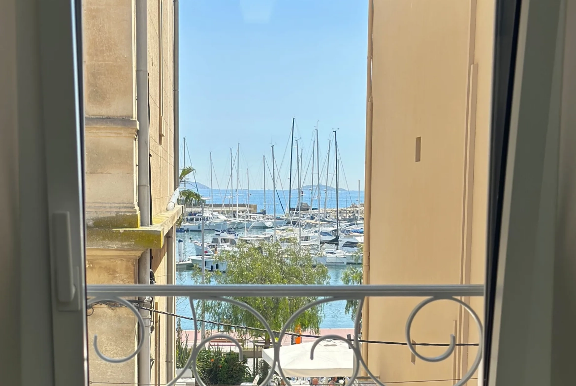 Charmant T2 rénové avec vue port à Bandol, emplacement privilégié 