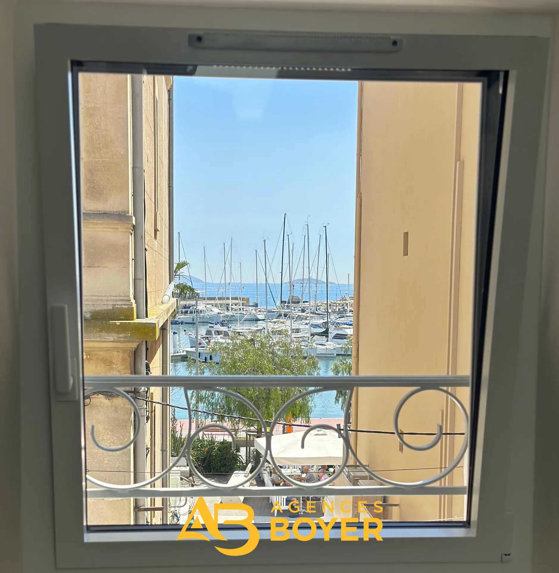 Charmant T2 rénové avec vue port à Bandol, emplacement privilégié 
