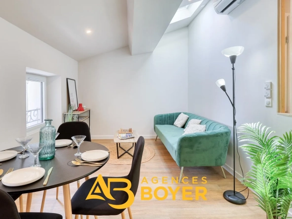 Appartement T2 rénové avec vue port au dernier étage à Bandol