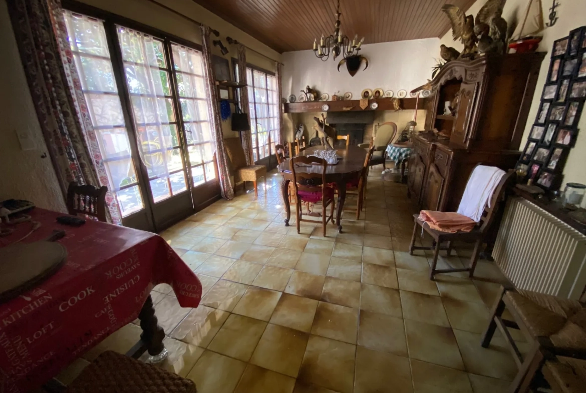 Maison 8 pièces à Nîmes avec jardin, garage et potentiel de rénovation 