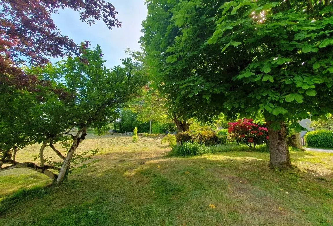 Grande maison de famille en pierre à Saint-Privat, proche commerces, ancienne construction 1860 
