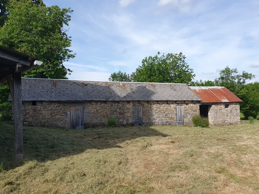 Grande maison de famille en pierre à Saint-Privat, proche commerces, ancienne construction 1860 